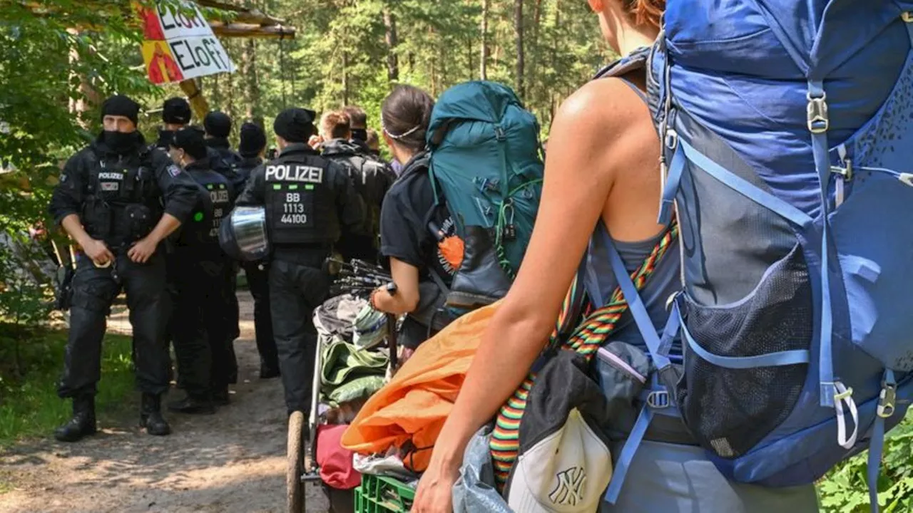 Weltkriegsbombe: Bombenfund am Tesla-Werk - Spannungen am Waldcamp