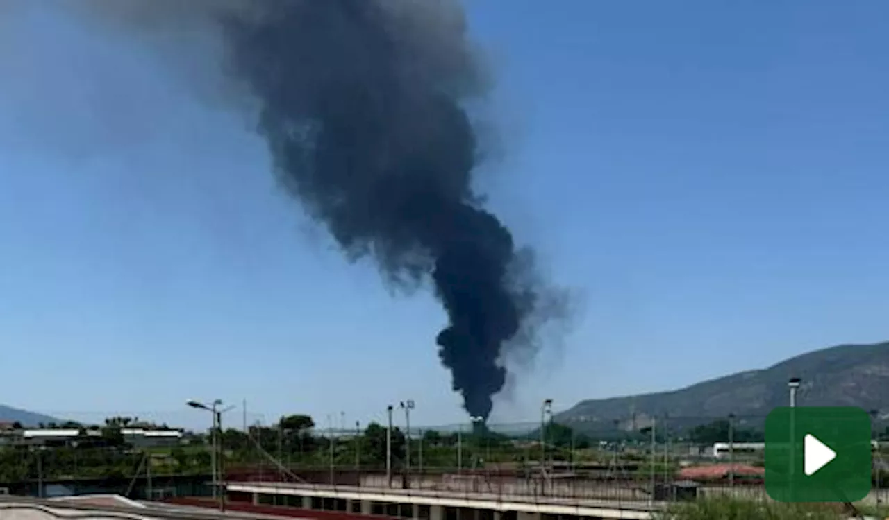 Striano (Napoli), grosso incendio in un complesso industriale