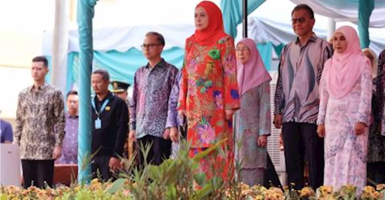 Queen visits Orang Asli Hospital in Gombak