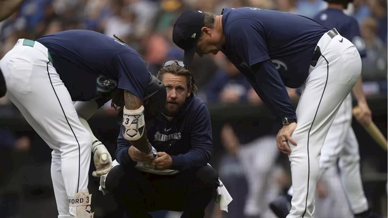 Mariners' Crawford sustains hairline fracture in pinky after taking HBP in first inning