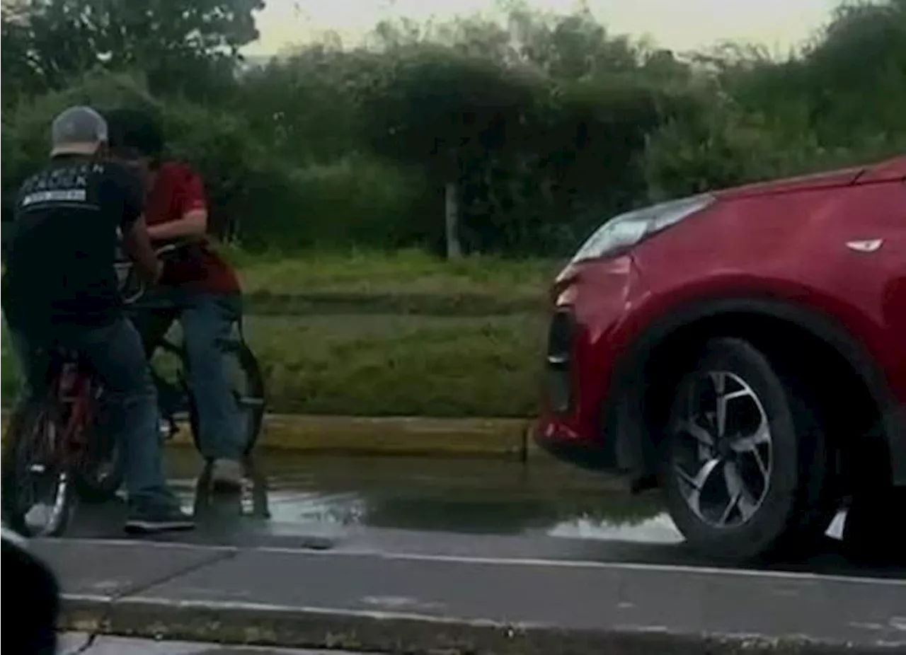 Saltillo: Ciclistas se topan con camioneta que circulaba por ciclovía y se plantan frente a ella (video)