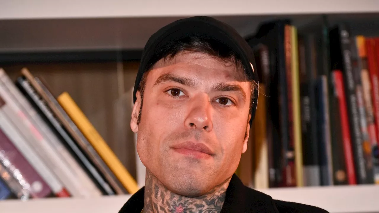 Fedez, in vacanza con Garance Authié, torna a seguire Chiara Ferragni su Instagram