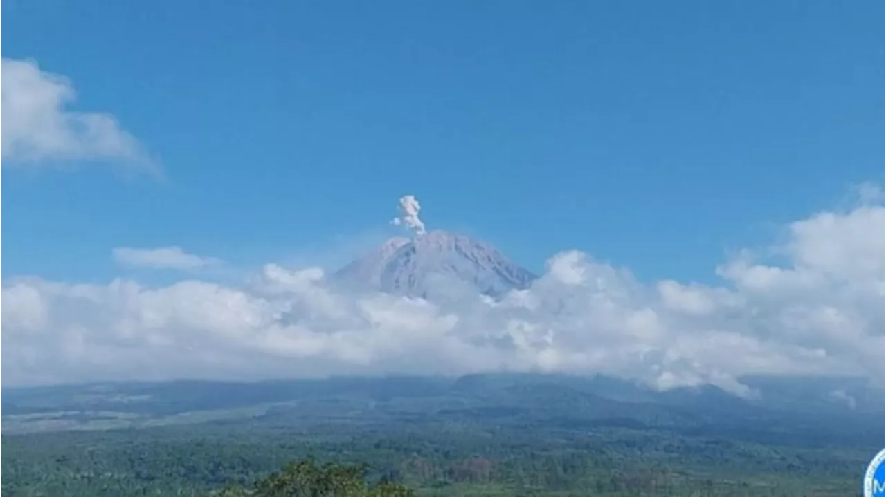 Gunung Semeru Erupsi Tiga Kali pada Selasa Pagi, Visual Letusan Tertutup Kabut