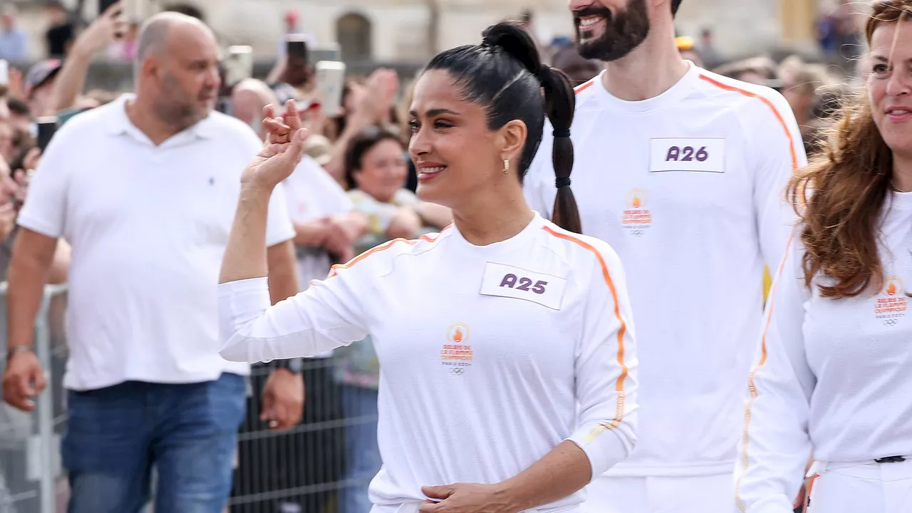 Salma Hayek porta la antorcha olímpica en el Palacio de Versalles