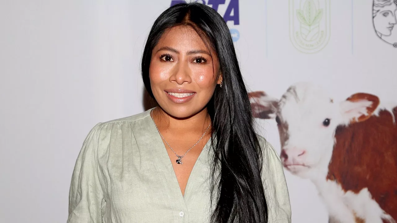 Yalitza Aparicio luce bermudas con tenis Converse blancos como experta de estilo en verano 2024