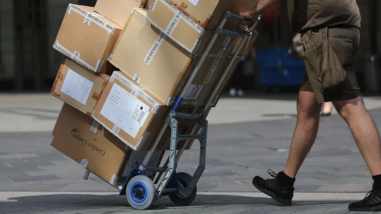 Düsseldorf: Mann raubt Transporter - Paketbote springt auf Motorhaube