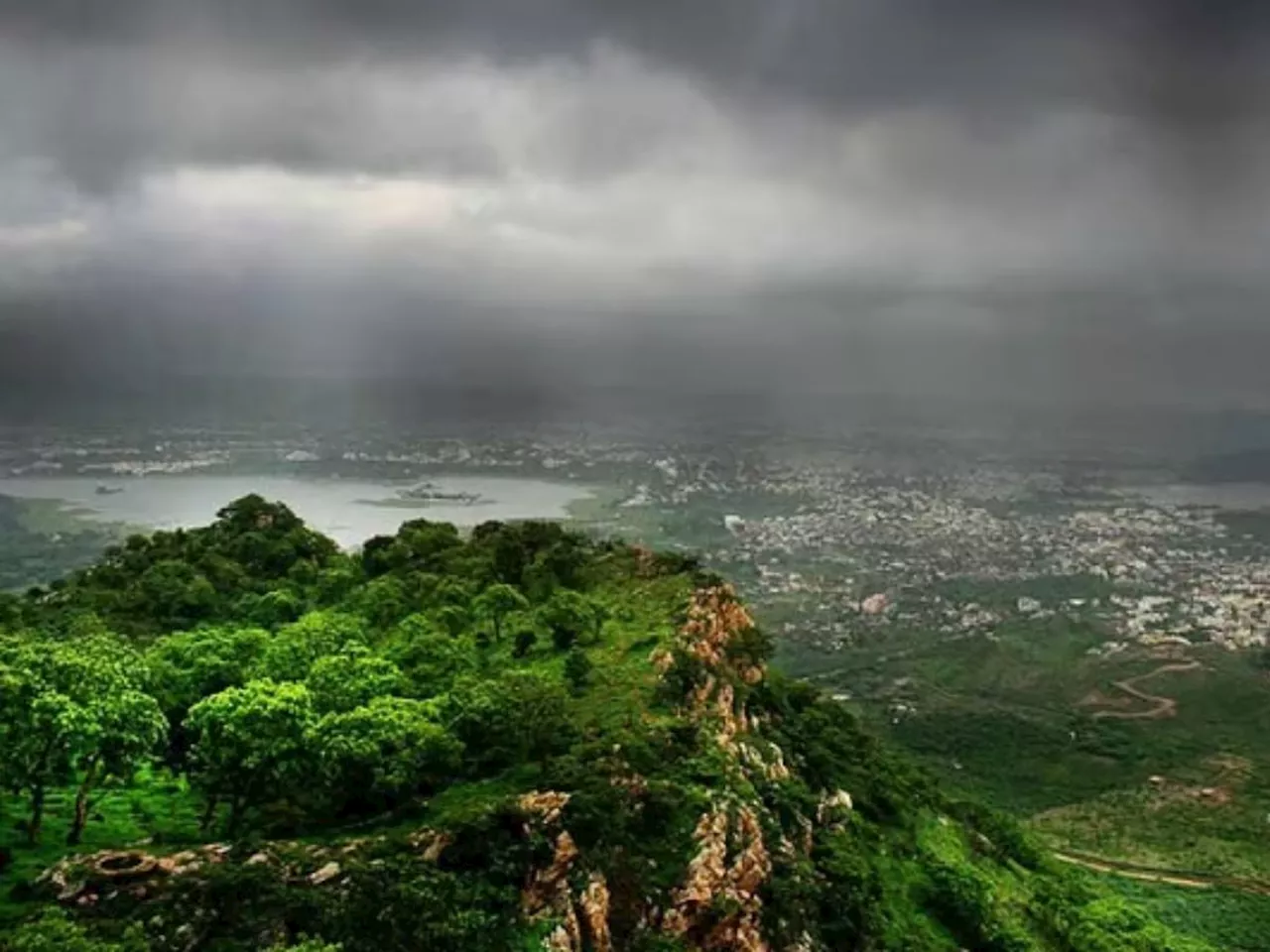 पुढचे तीन दिवस धोक्याचे! महाराष्ट्राला मुसळधार पावसाचा इशारा; 'या' जिल्ह्यांसाठी रेड अलर्ट