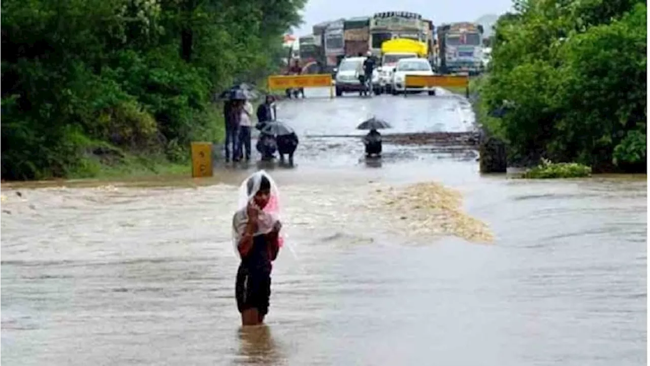 Godavari Floods: మూడో ప్రమాద హెచ్చరిక దిశగా గోదావరి, జలదిగ్భంధనంలో లంక గ్రామాలు