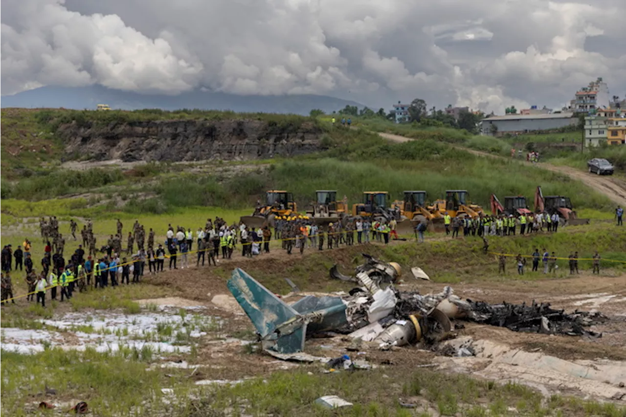 I resti di un aereo caduto a Kathmandu