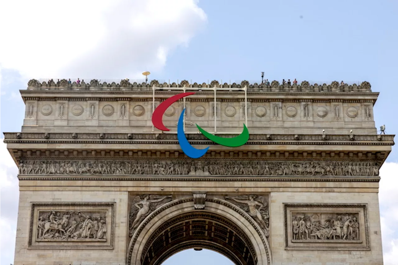 Parigi 2024, il logo delle paralimpiadi sull'Arc de Triomphe