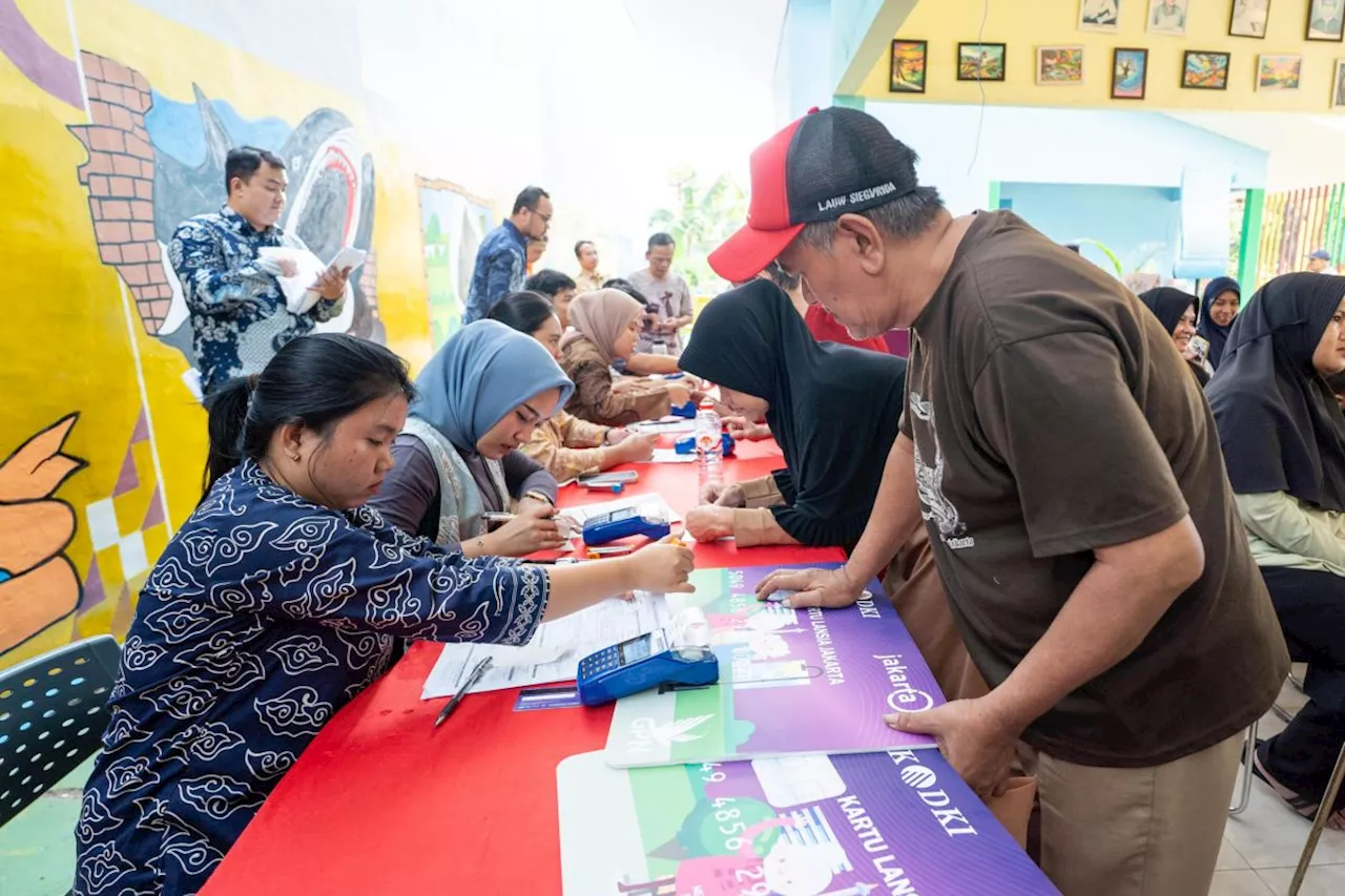 Bank DKI distribusi kartu bantuan sosial untuk pastikan tepat sasaran