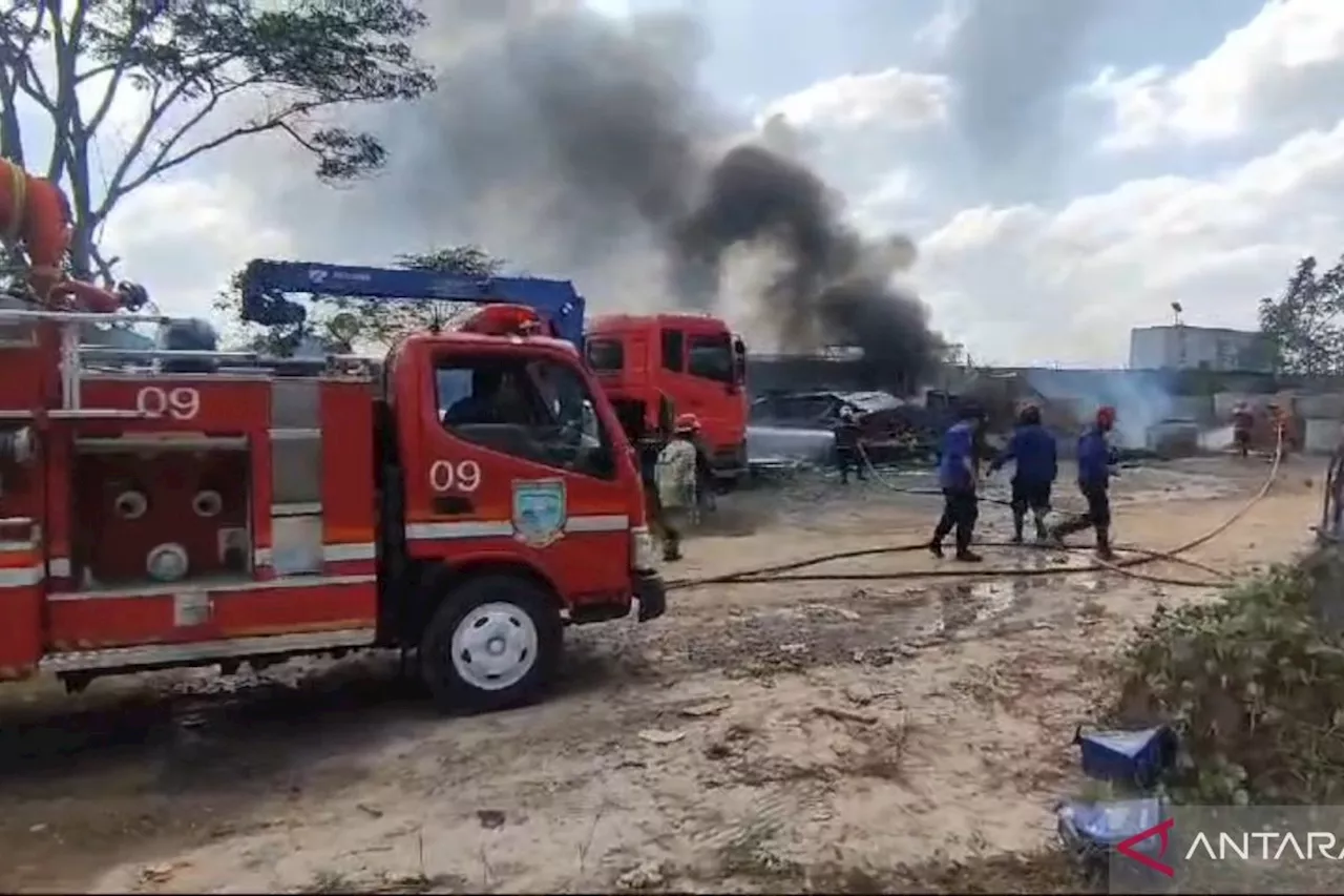 Gudang minyak di Jambi terbakar, 45 personel dikerahkan padamkan api