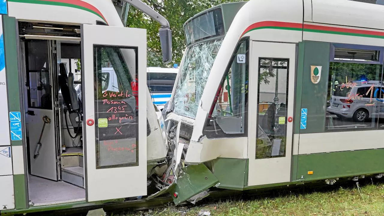 Hoher Sachschaden nach Tramunfall: Fahrer noch im Krankenhaus