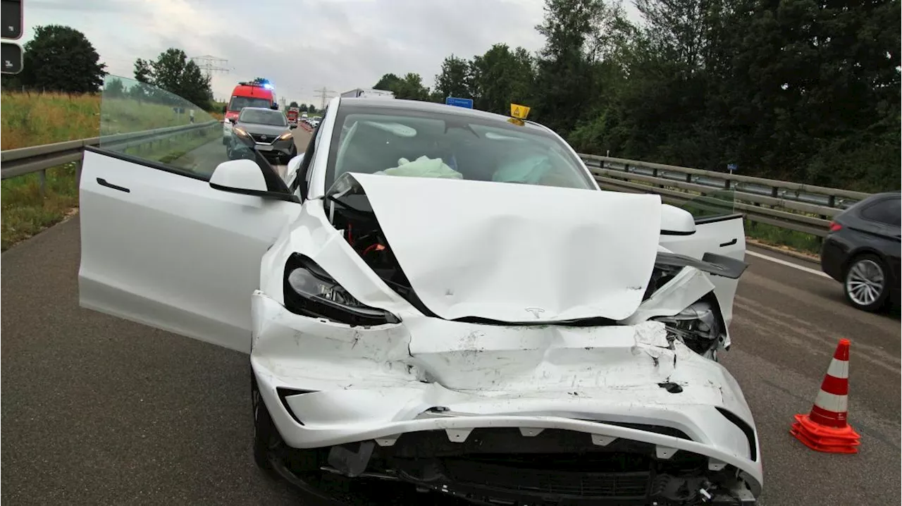 Unfall auf A7: Tesla-Fahrer beschleunigt zu stark und rammt Lastwagen