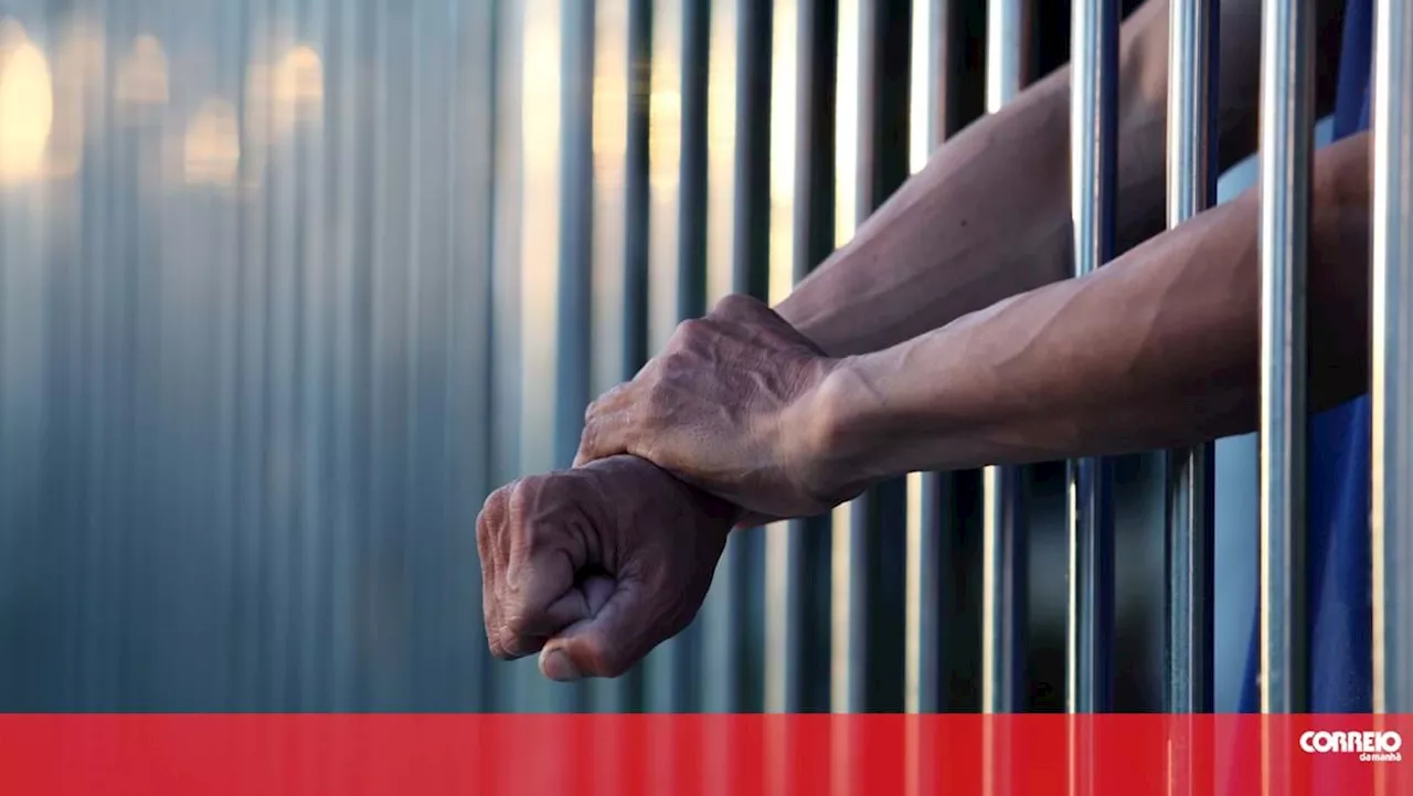 Serviços Prisionais autorizam condenado por fraude fiscal a fazer 80 quilómetros para visita íntima