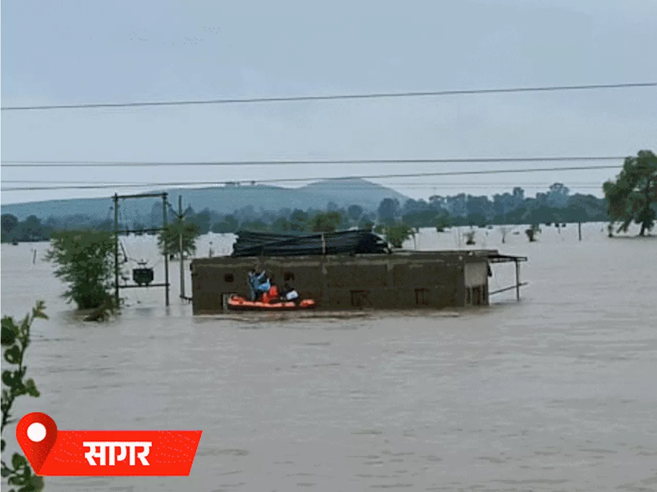 10 फोटो में देखिए एमपी में बारिश: टीकमगढ़ में बाढ़, बीना में 10 घर ढह गए; छतरपुर में टापू पर फंसे लोगों को र...