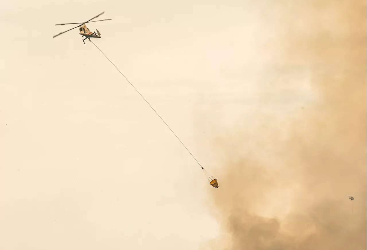 Wildfire team focuses on containment line around destructive B.C. wildfire