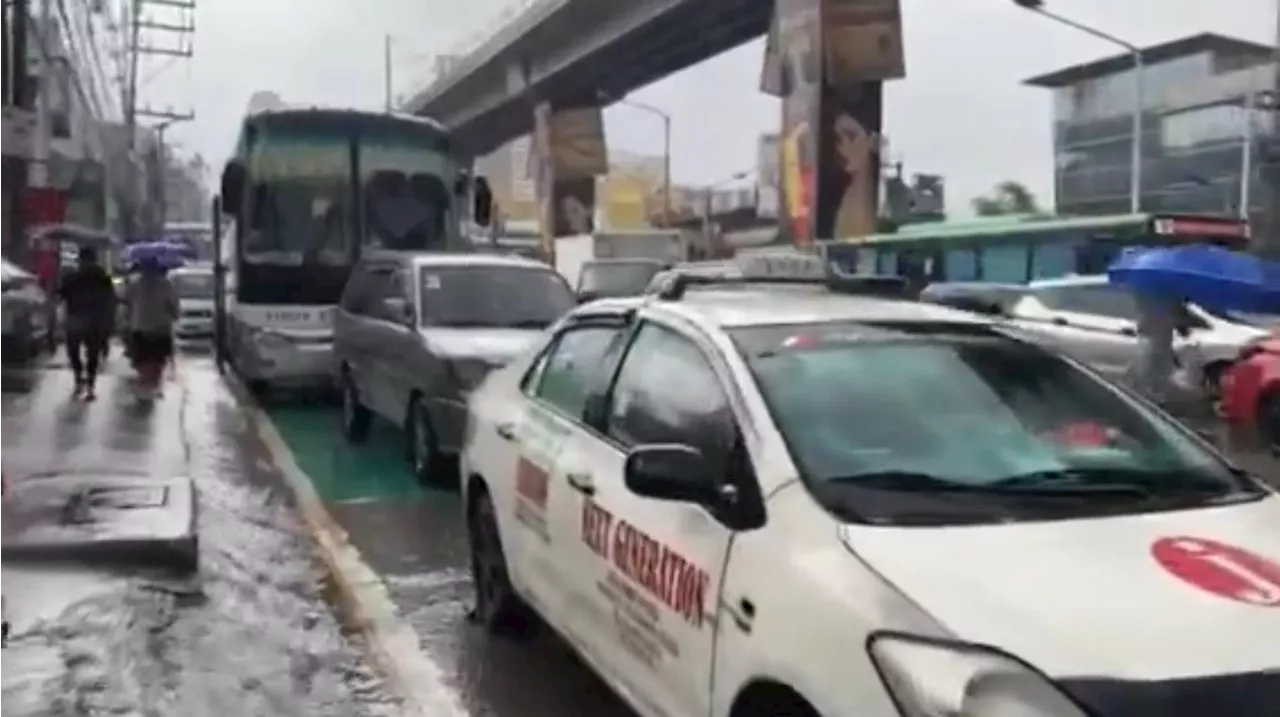 EDSA-Muñoz northbound, southbound at a standstill due to flooding