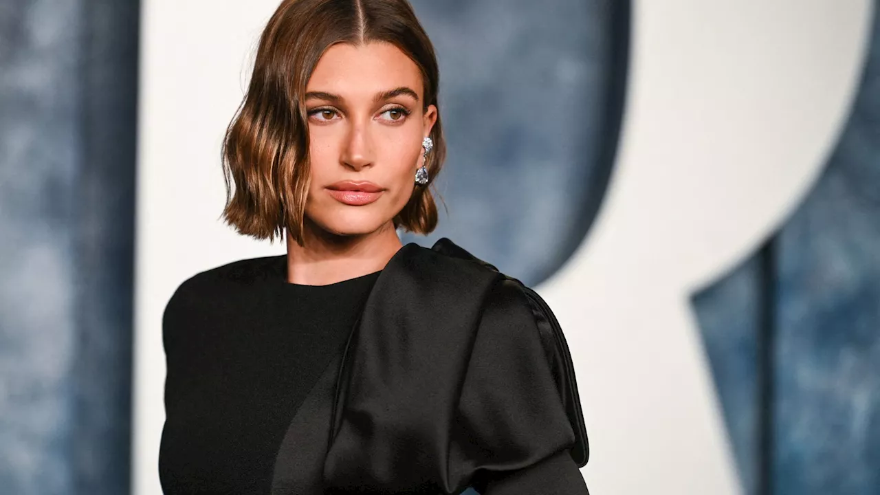 “Je ne veux pas me faire peur” : Hailey Bieber se dévoile en lingerie en affichant son baby-bump et se confie sur sa grossesse