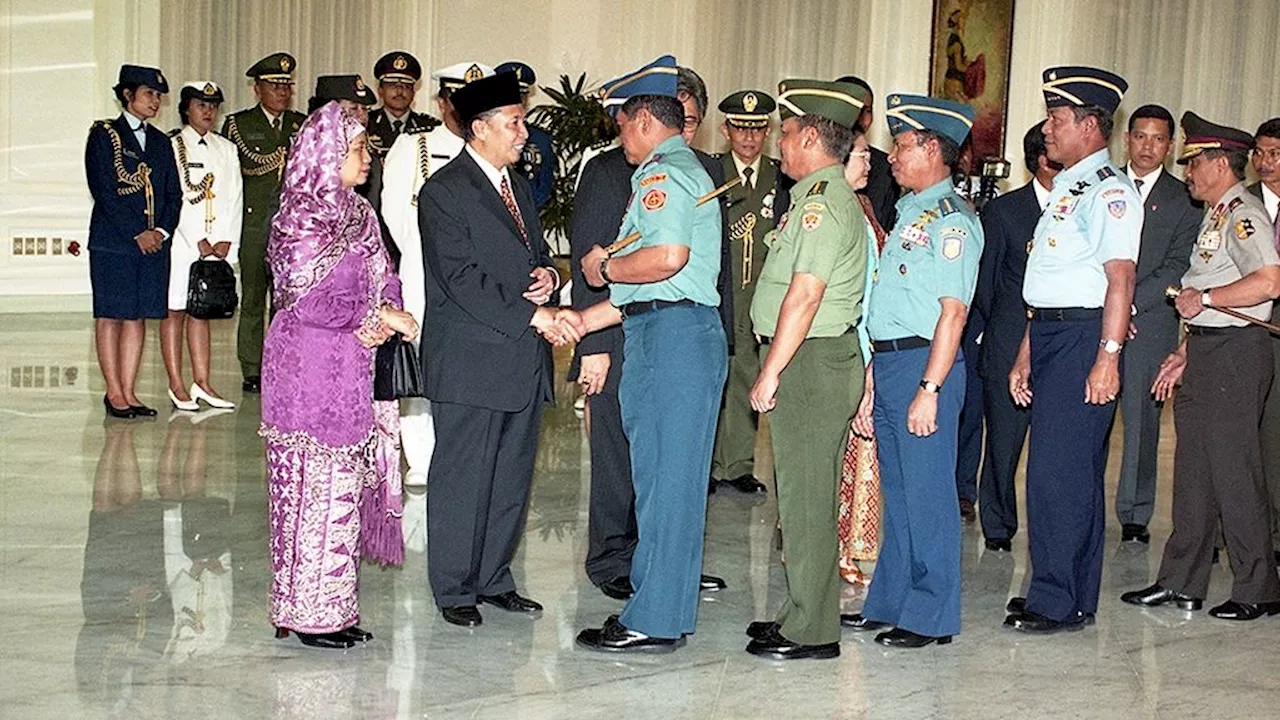 Upacara Militer Antarkan Hamzah Haz ke Peristirahatan Terakhir