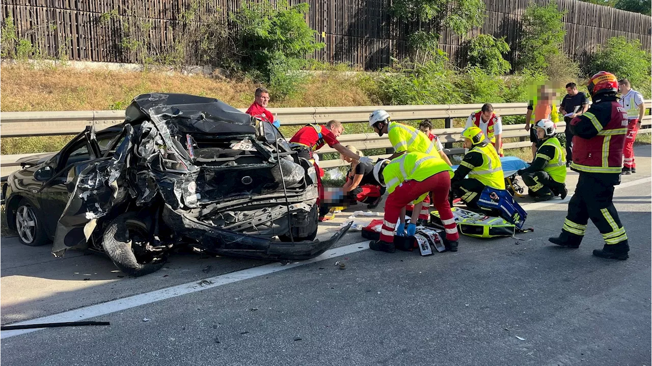 Crash bei Wiener Neudorf - Lkw krachte auf A2 in Pkw – Frau per Heli ins Spital