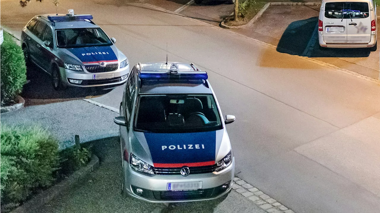 Pkw-Lenker fährt mit Mann auf Autodach durch Innsbruck