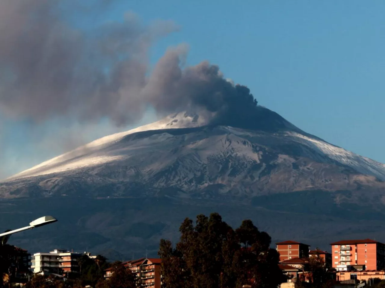 Etna, tonnellate di cenere in strada dopo l'eruzione: stop alle moto a Catania