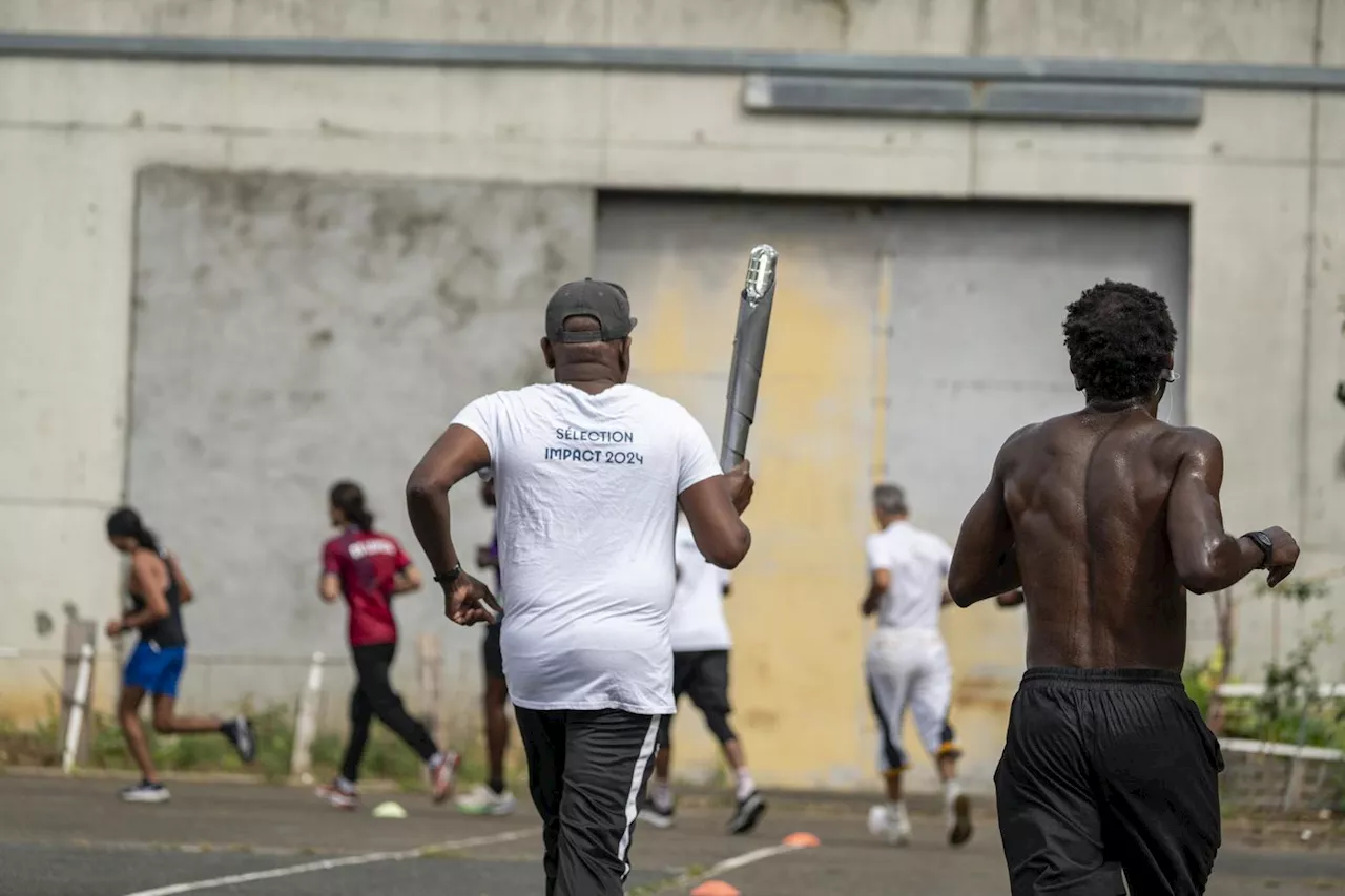 JO 2024 : à la prison de Poissy, un relais de flamme olympique entre détenus et personnel pénitentiaire