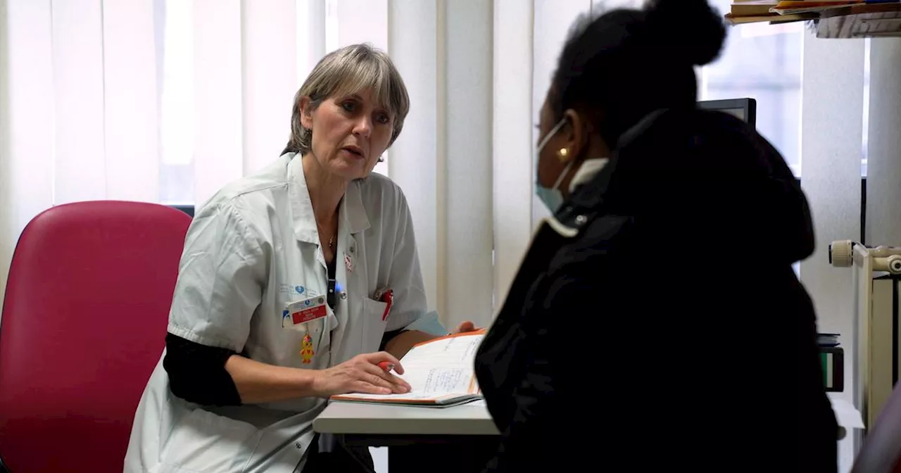 À l'hôpital de Bondy, le pédiatre Sylvie Dieu-Osika tente de sevrer les très jeunes addicts aux écrans