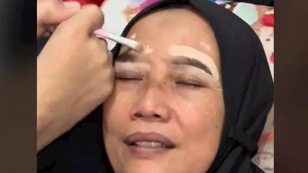 Viral Wanita Disabilitas Makeup Wajah Ibunya Pakai Kaki, Hasilnya Banjir Pujian