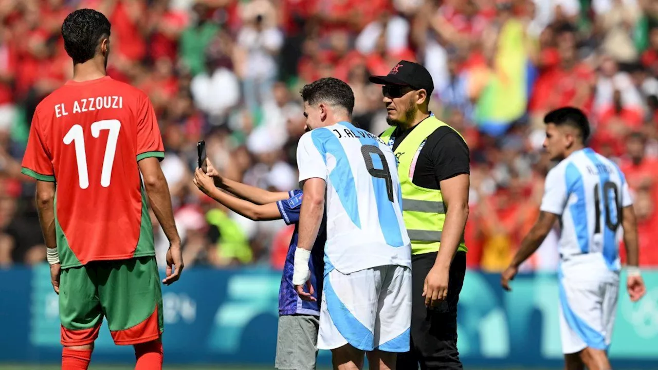 El tierno gesto de Julián Álvarez con un hincha que invadió a la cancha