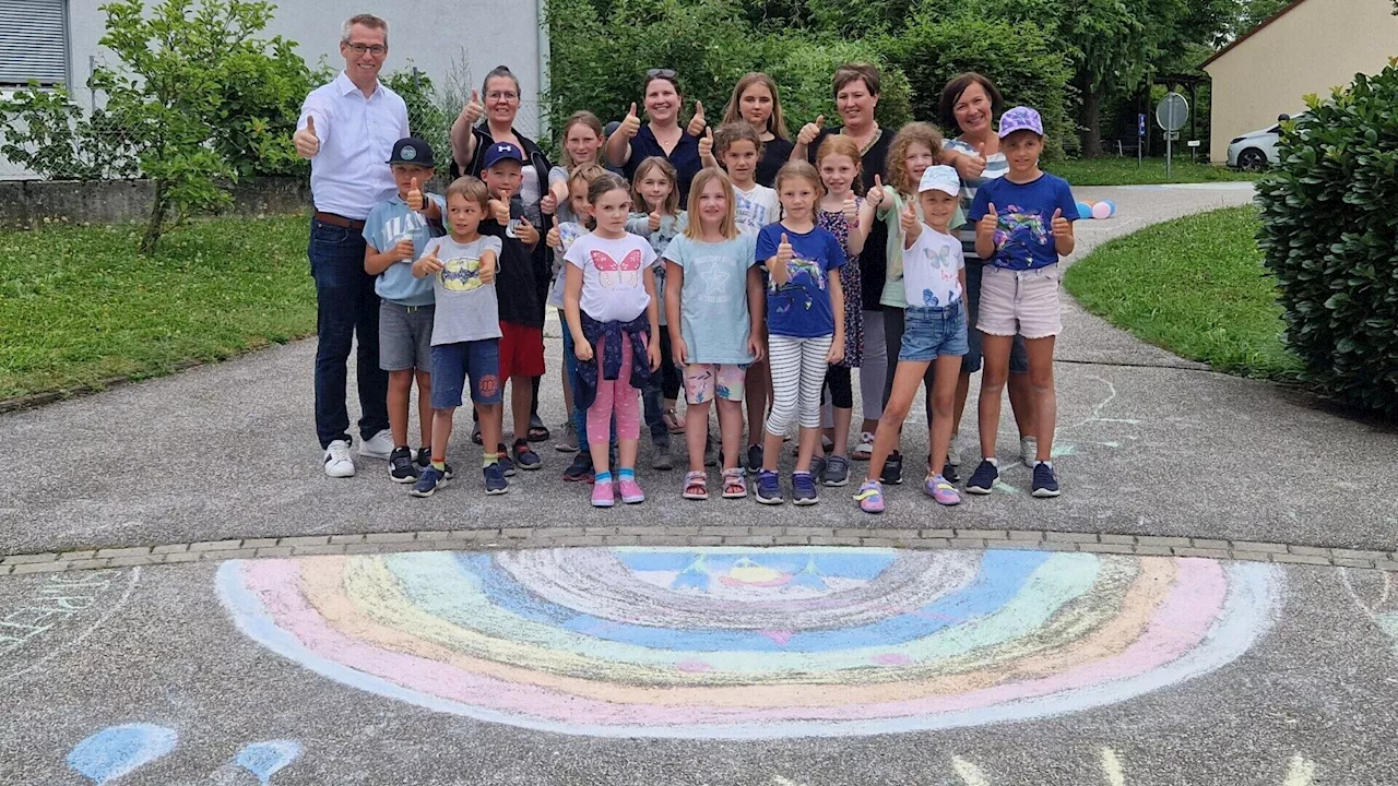 Kinder ließen Kunstwerke beim Pflegeheim entstehen