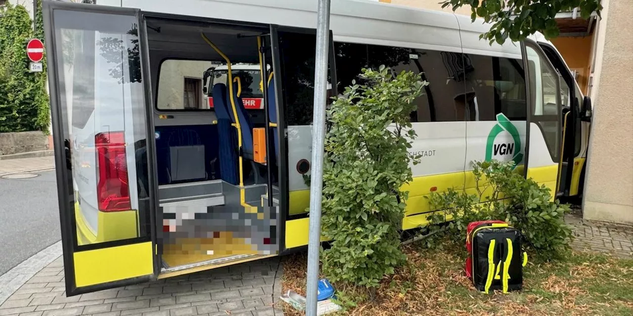 Bus rammt Hauswand in Herzogenaurach: Eine Frau schwer verletzt - Schulkinder im Krankenhaus