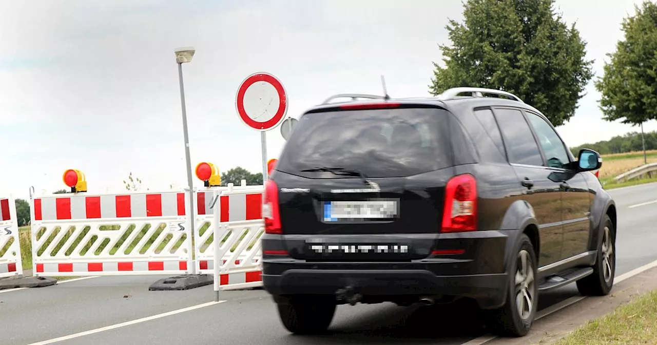 Absperrbarken weggeräumt: Autofahrer ignorieren Vollsperrung auf Herforder Straße