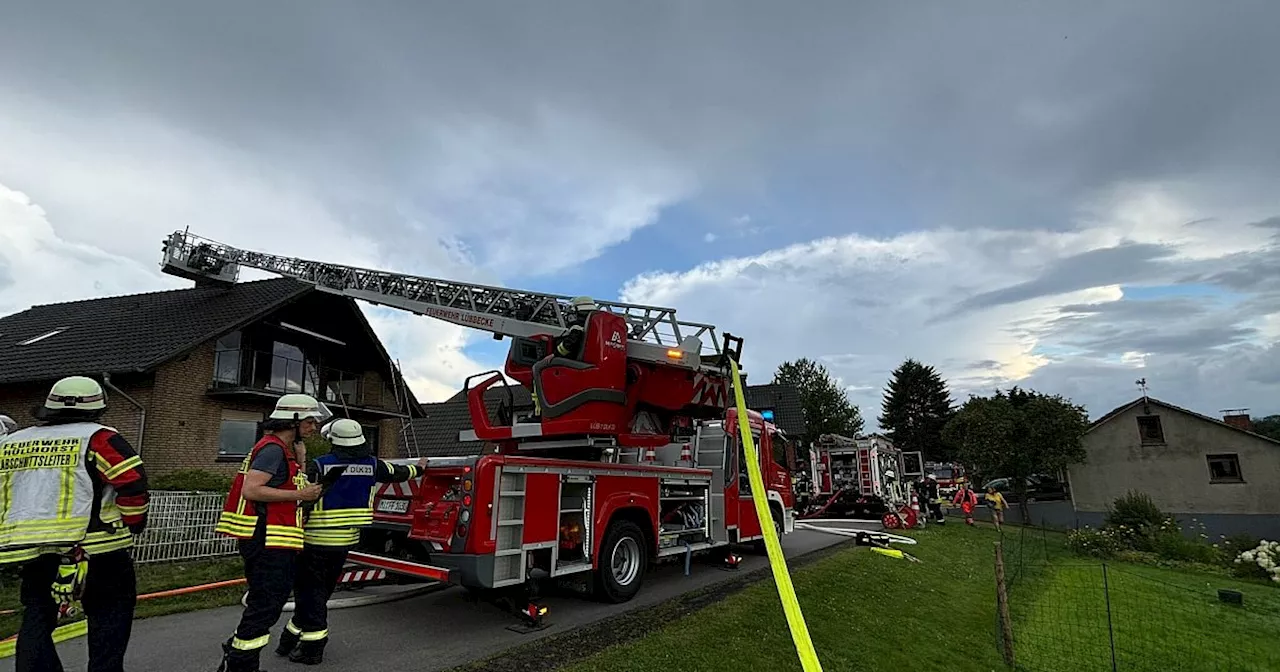 Einfamilienhaus in Hüllhorst nach Dachstuhlbrand zunächst nicht bewohnbar