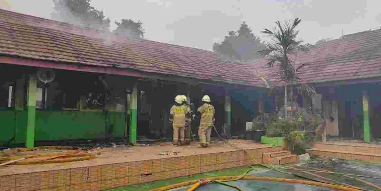 SDN 01 Pondok Bambu Ludes Terbakar, Siswa Ngungsi Belajar