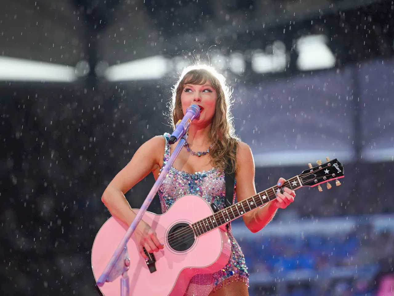 Watch Taylor Swift Mash-Up ‘We Are Happy,’ ‘Happiness’ Live in Hamburg