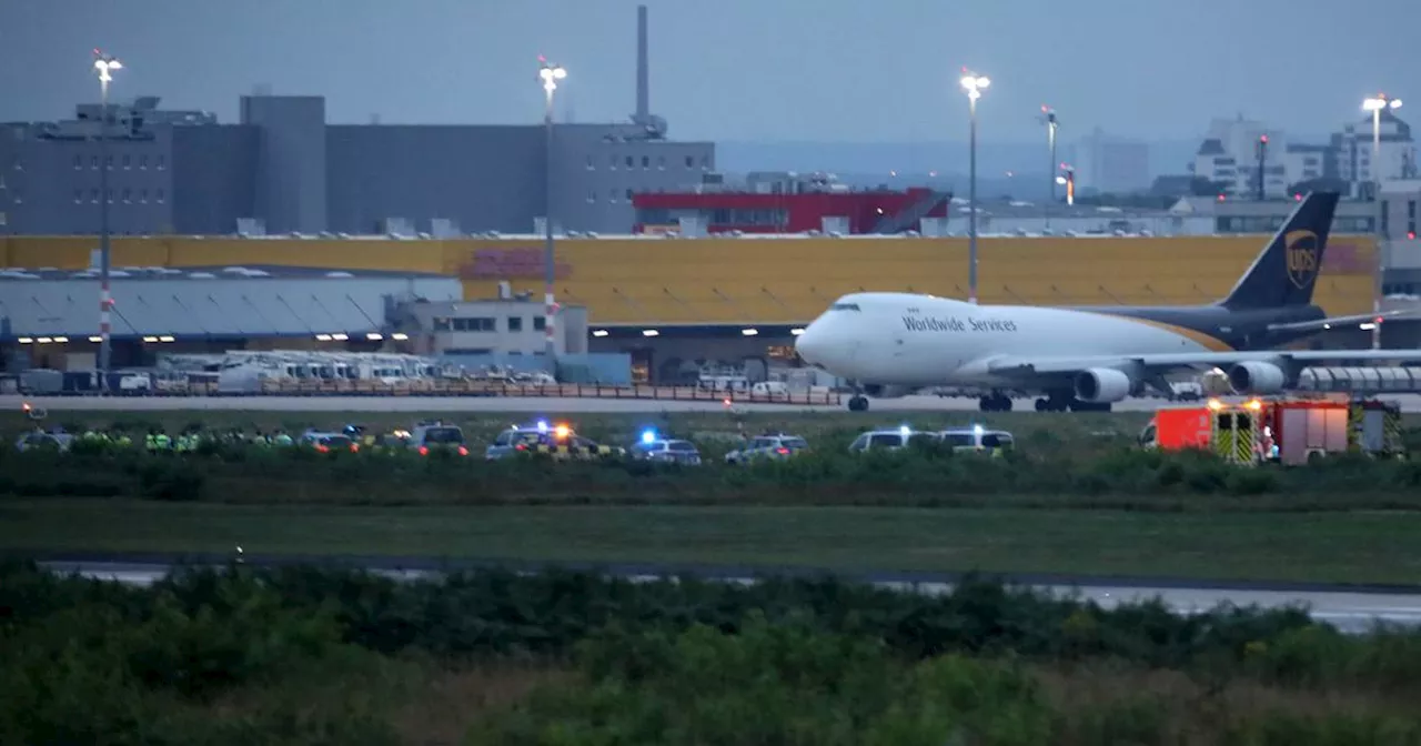 Letzte Generation am Flughafen Köln/Bonn​: Aktivisten kleben sich auf Rollbahn fest