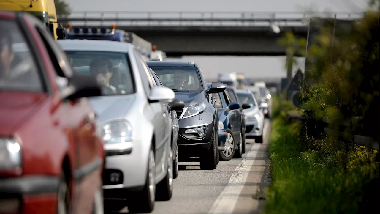 Lkw kippt auf A4 im Kreuz Aachen um - Fahrer schwer verletzt