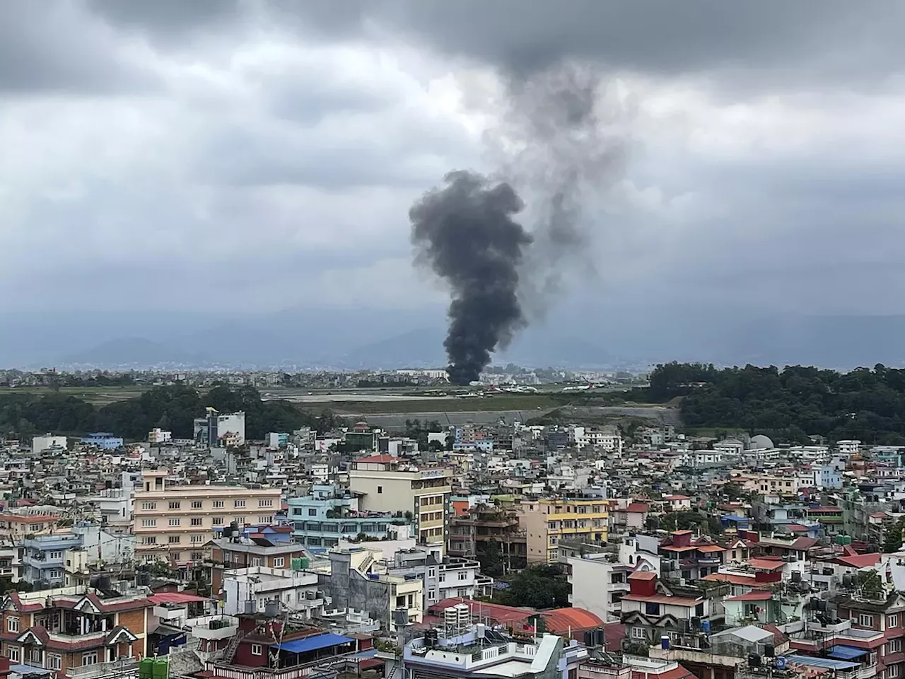 Mueren al menos 18 personas tras estrellarse un avión al despegar en Nepal