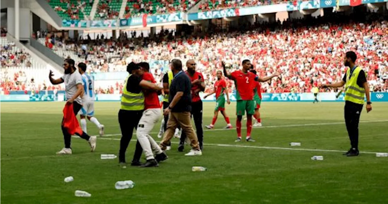 جماهير المغرب تقتحم الملعب بعد تعادل الأرجنتين وأنباء بتعليق اللقاء.. فيديو