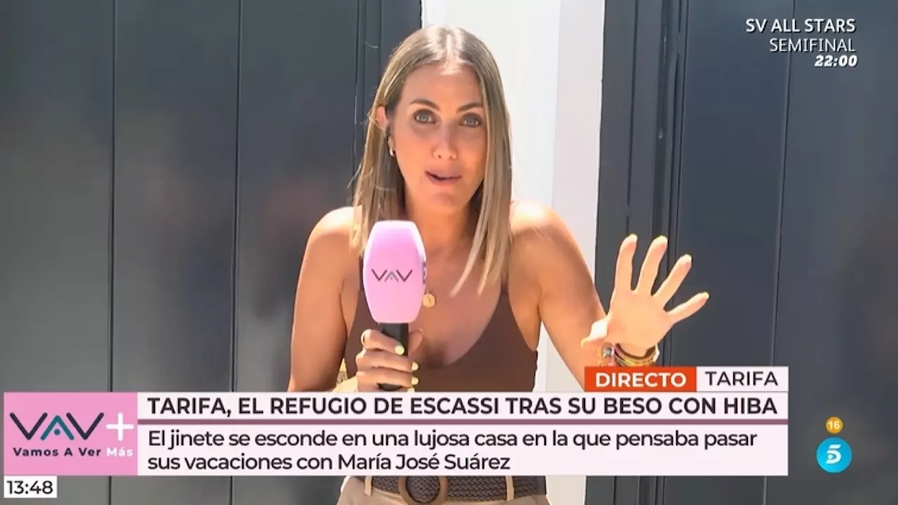 Álvaro Muñoz Escassi ofrece agua y refrescos a los reporteros que están en su casa: 'Es la primera vez que veo esto'