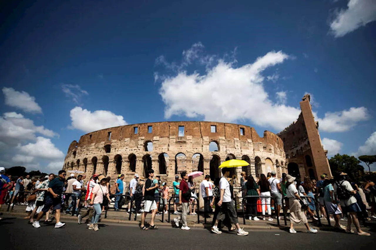 Flussi turistici in aumento ad agosto, ma pesa l'inflazione