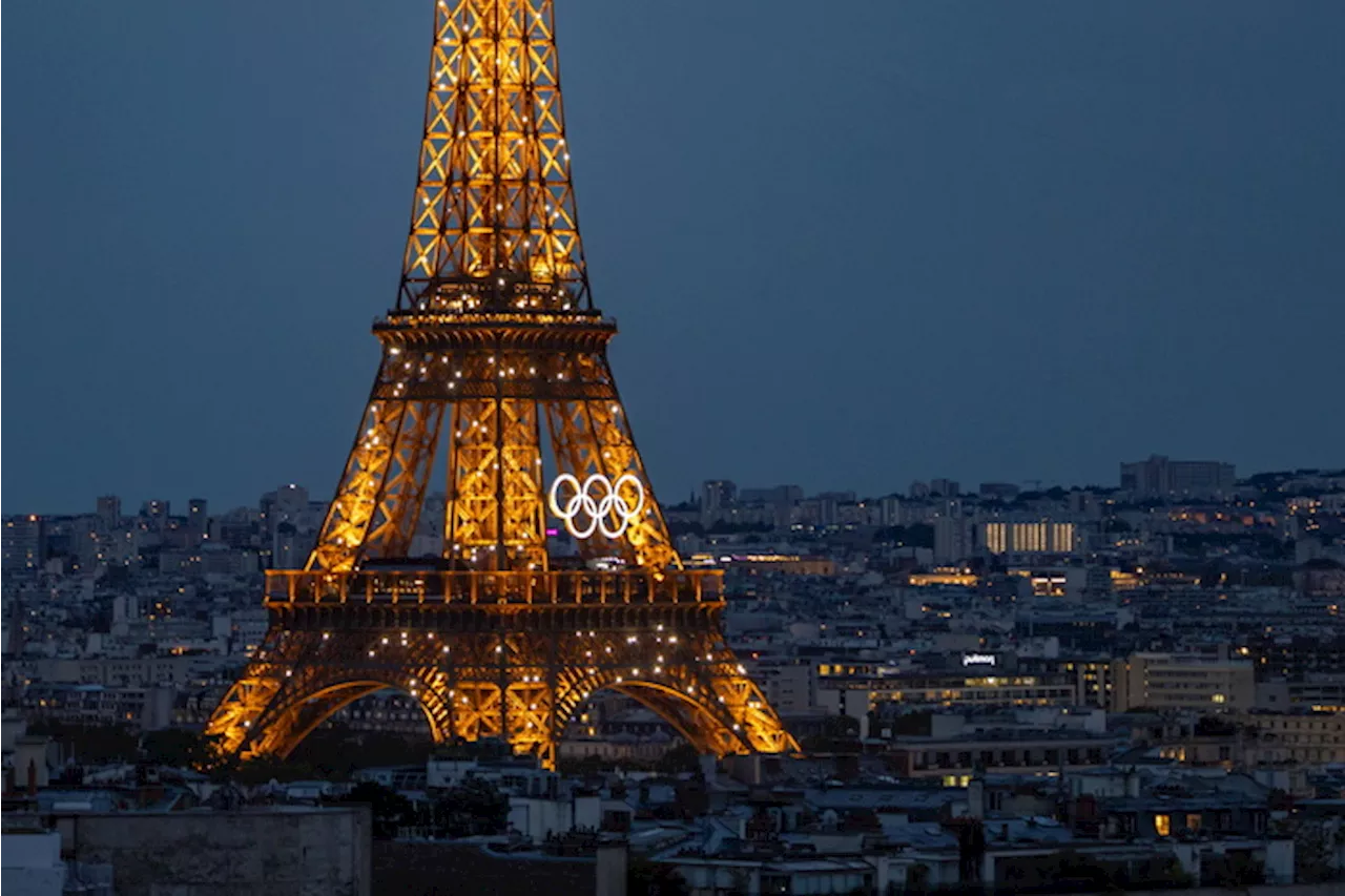 La Torre Eiffel dei Cinque cerchi torreggia su Parigi