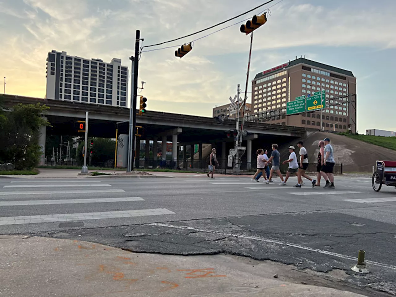 Thar She Glows: What’s Up With the Signal at Fourth and I-35?