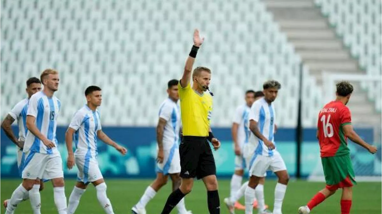 Ein Videobeweis nach zwei Stunden: Das Fußballturnier startet mit einem VAR-Chaos