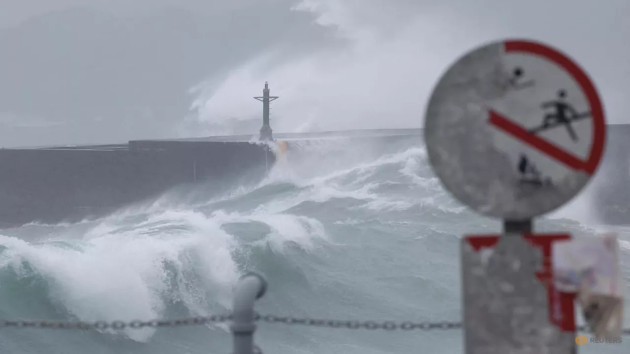 Typhoon Gaemi barrels through Taiwan, killing two, heads to Chinese coast