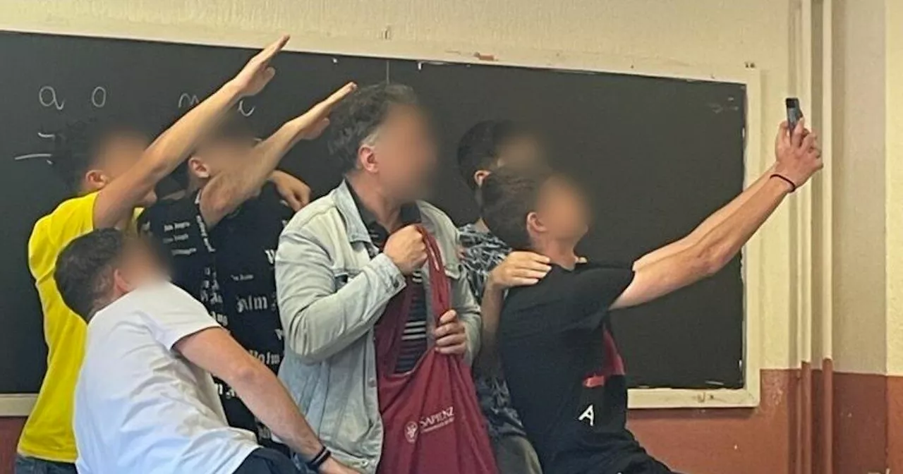 Roma, professore immortalato mentre fa saluti fascisti e mima atti sessuali sugli studenti