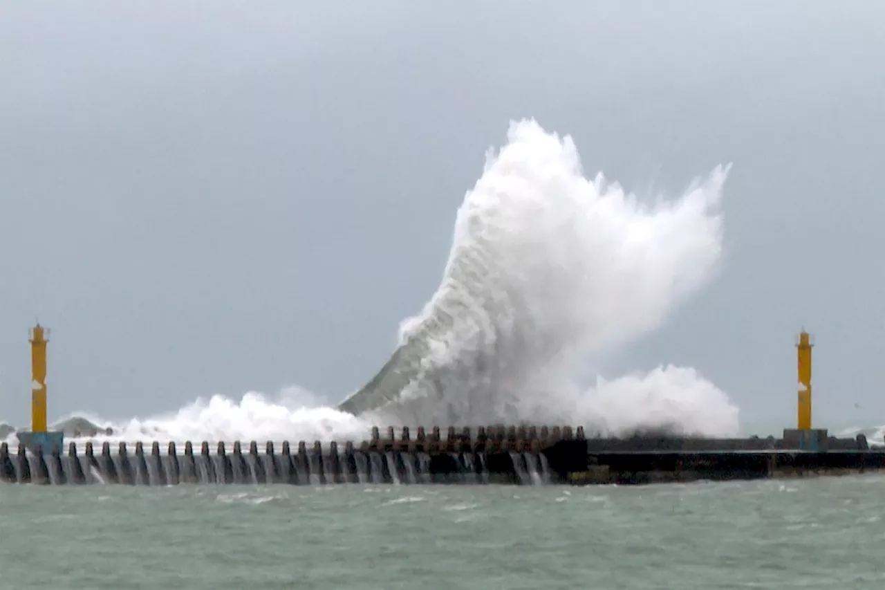 Typhoon Gaemi sinks freighter off Taiwan, heads to China coast