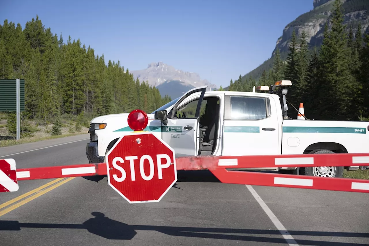 Wildfire reaches outskirts of Jasper as first responders ordered to leave